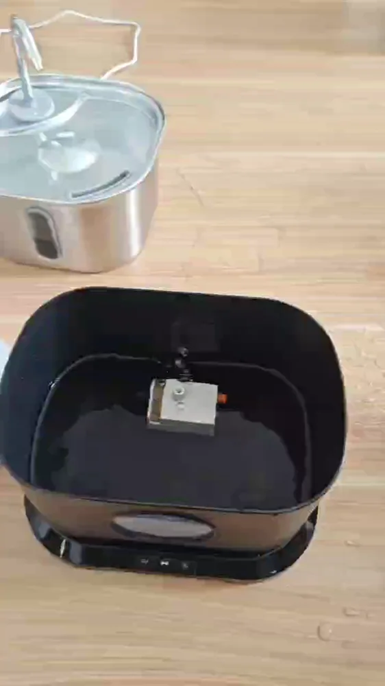 Geöffneter Behälter mit zugänglichem Pumpenbereich