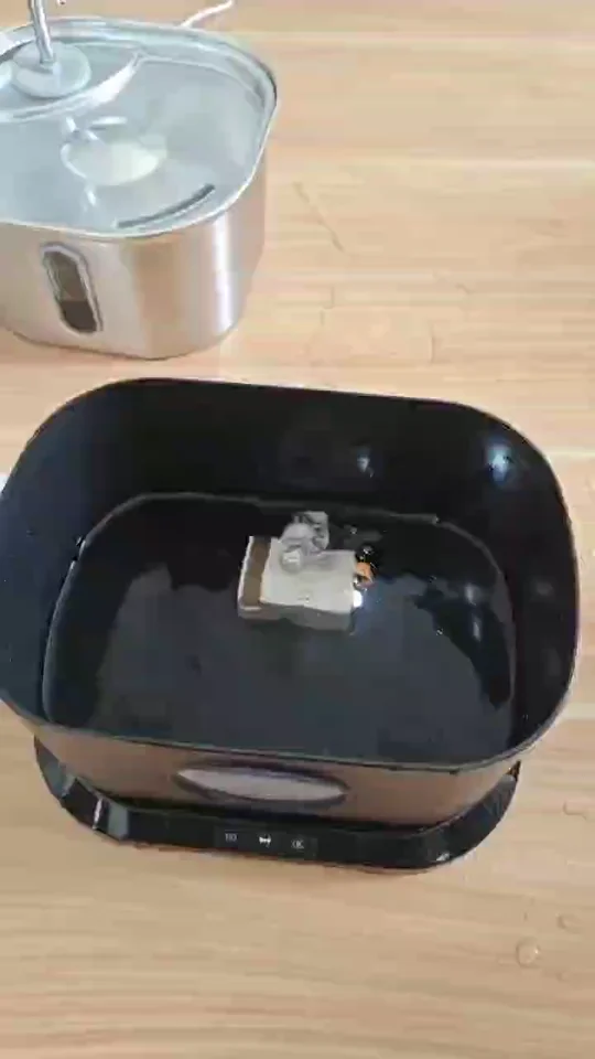 Cuve ouverte d’une fontaine lors du retrait de ses composants