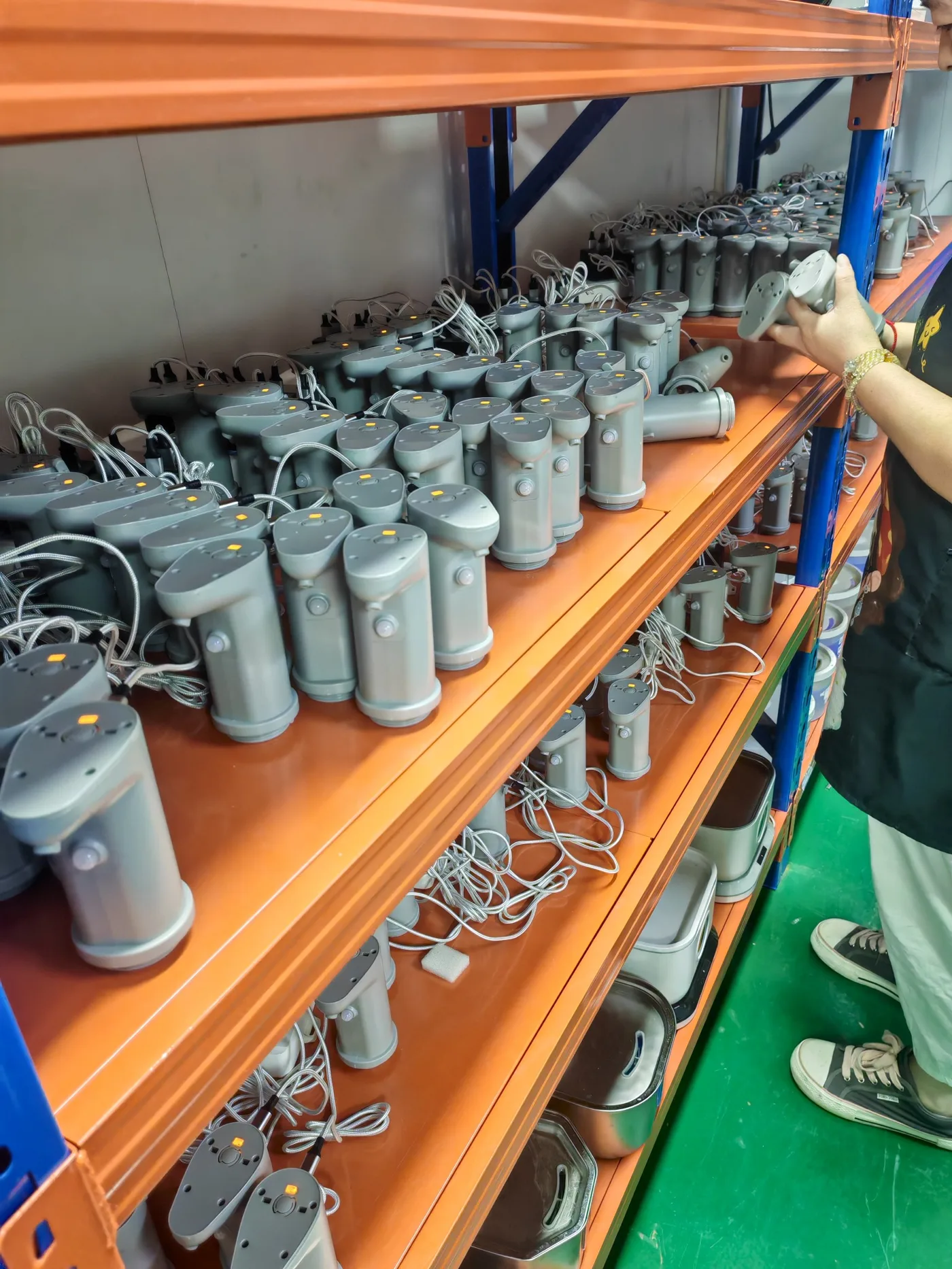 Cordless fountain faucet modules arranged for individual factory inspection and full-charge checking at Fountelio