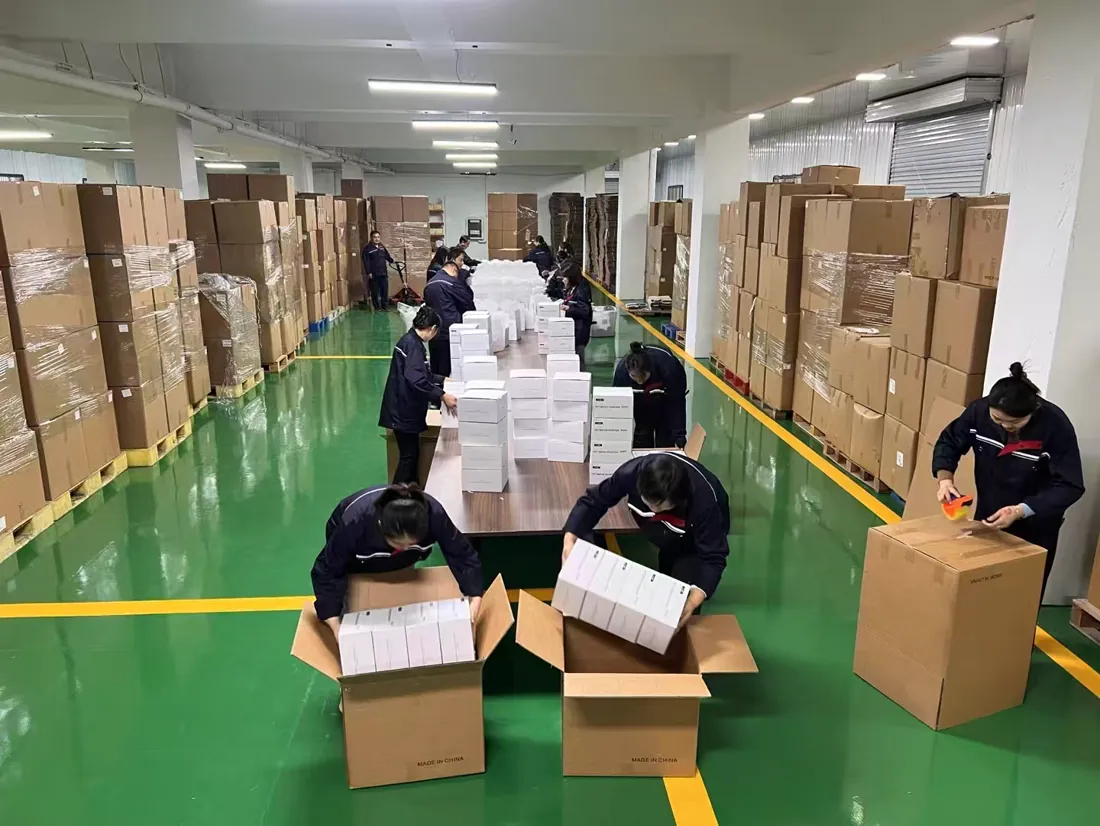 Équipe préparant des cartons pour le conditionnement