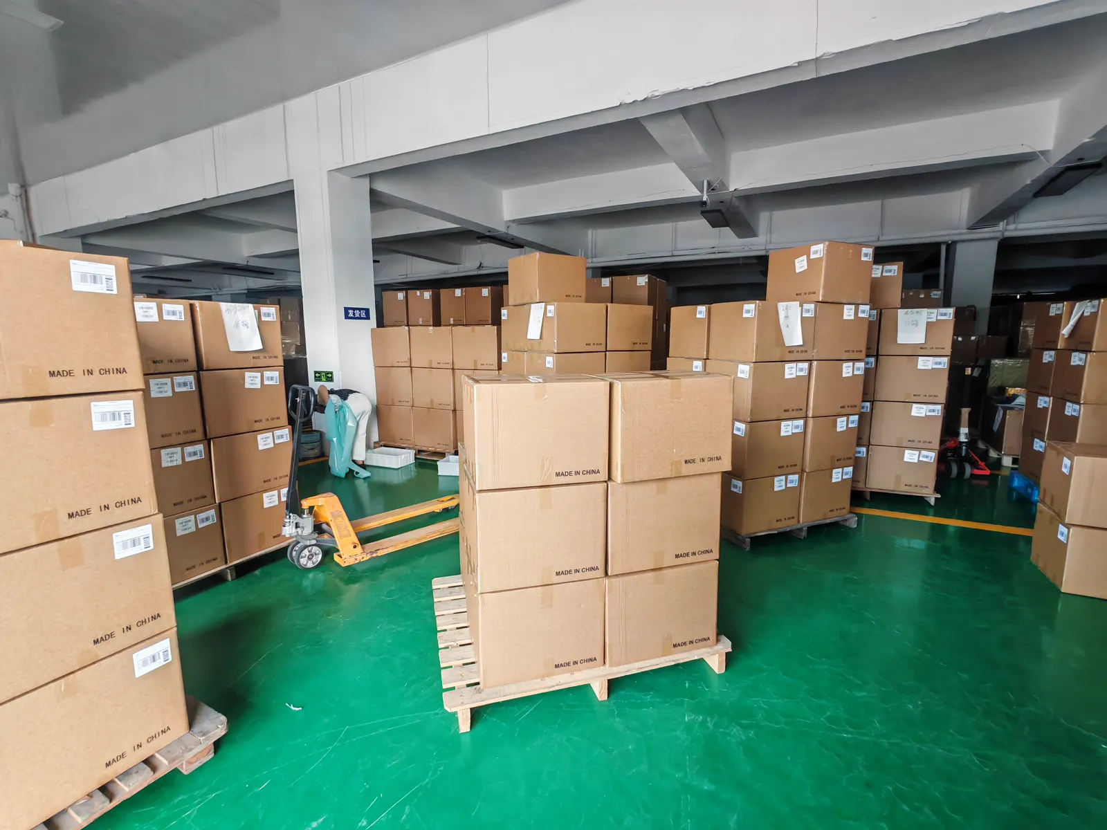 Cartons de produits dans la zone de stockage