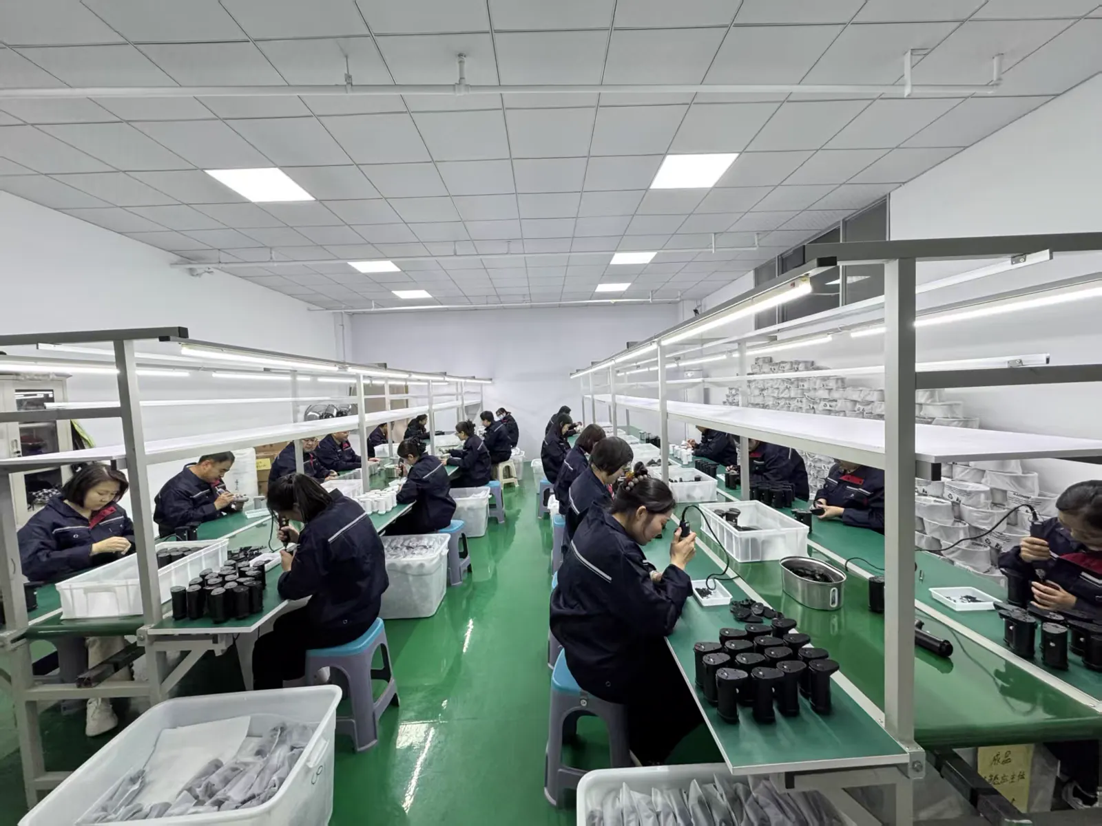 Équipe au travail sur les postes d’assemblage de l’usine Fountelio