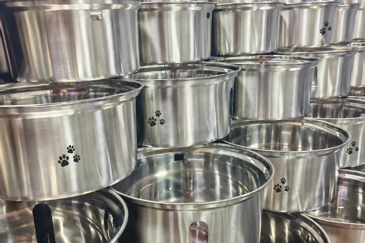 Private-label paw-print marks applied to stainless steel cat water fountain bodies