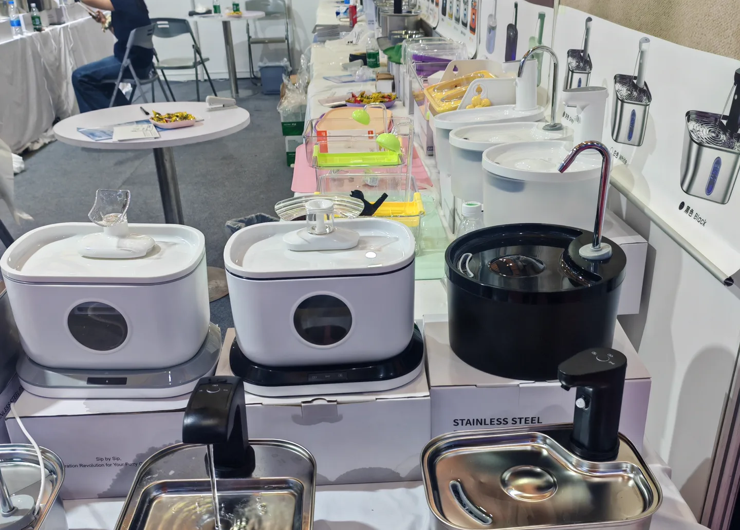 Stainless steel, plastic and mixed-material Fountelio cat water fountain platforms displayed together