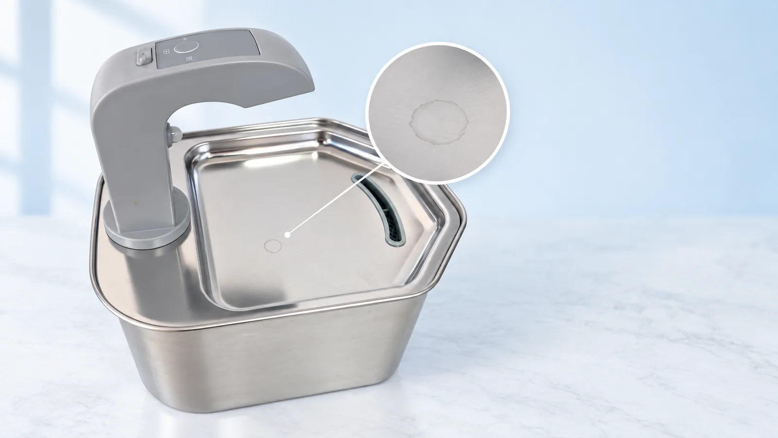 Fountelio-Brunnen mit illustrativer Detailansicht eines mineralischen Wasserrands