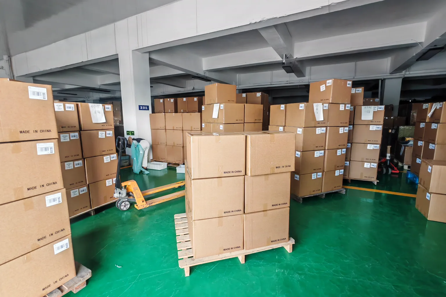 Cartons of Fountelio cat water fountains arranged on pallets for wholesale order planning